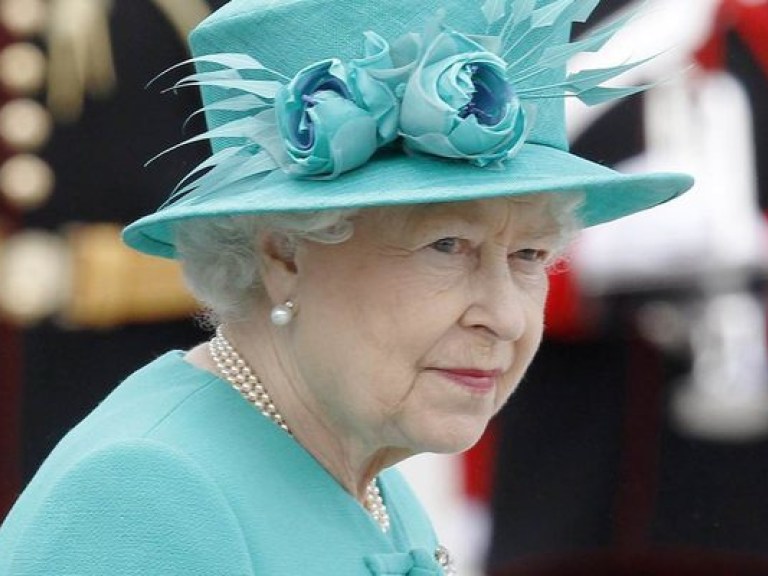 Королева Елизавета уличила охранников в краже орешков (ВИДЕО)