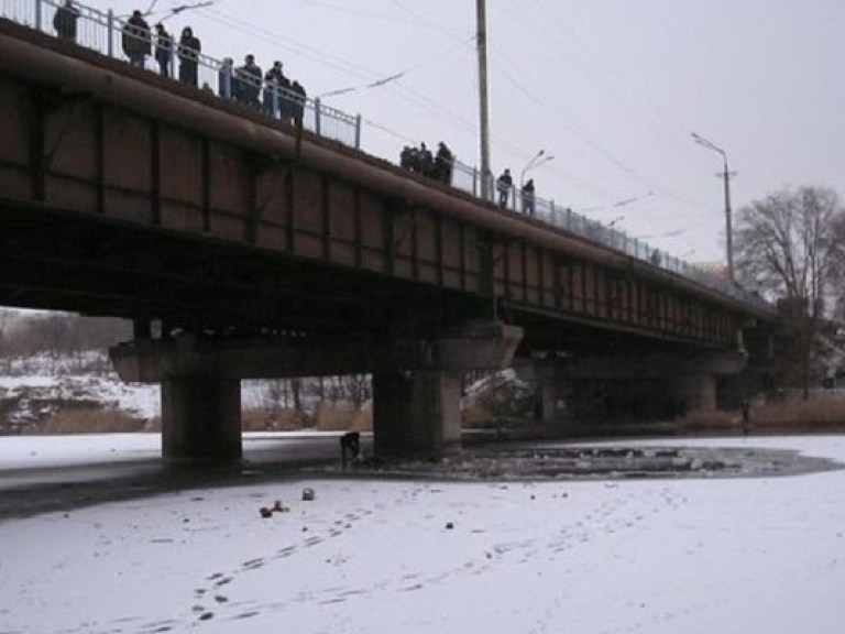 ДТП в Кривом Роге: БМВ упал в реку, в итоге погибли трое детей и женщина (ФОТО)