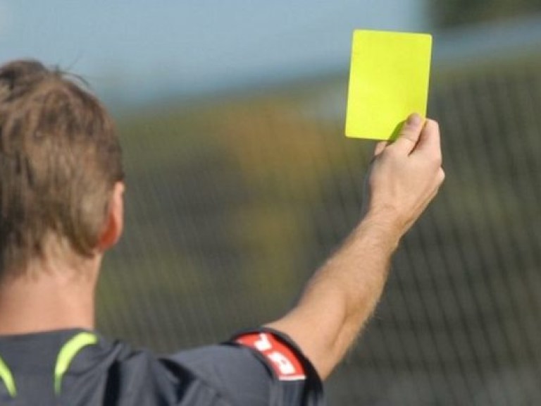 Желтые карточки в футболе могут заменить временным удалением