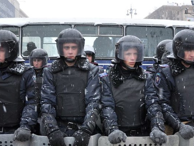 Регионал отрицает, что к Киеву стягивают внутренние войска