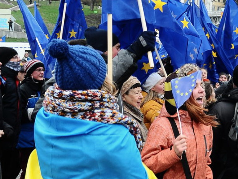 Евромайдановцы требуют, чтобы им бесплатно раздавали символику