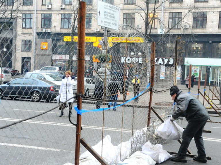 Евромайдановцы соорудили новую баррикаду с колючей проволокой (ФОТО)