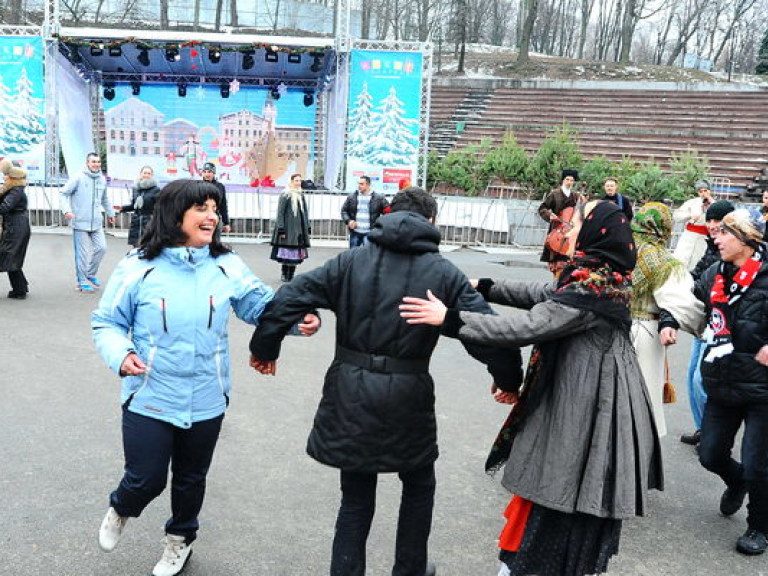 Под аркой Дружбы Народов в Киеве открылась рождественская ярмарка (ФОТО)