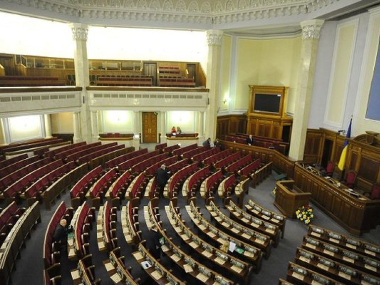 Оппозиционеры не блокируют трибуну парламента, но голосовать за госбюджет не хотят