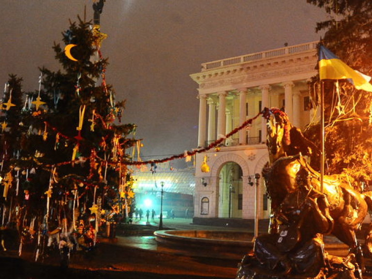 На евромайдане по-новогоднему украсили елки (ФОТО)