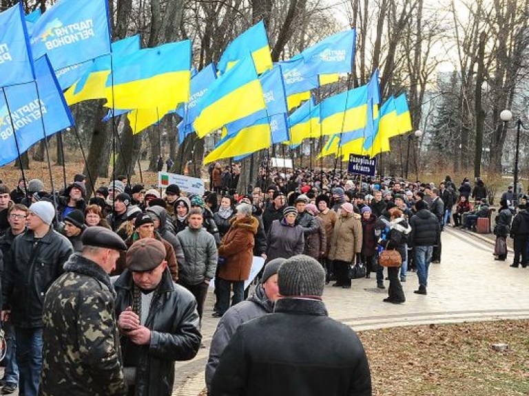 Сторонники Януковича сворачивают свой лагерь в Мариинском парке (ФОТО)