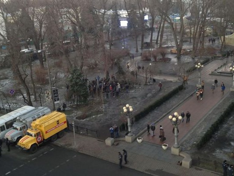 В Мариинском парке милиционеры тушат костры, которые оставили митингующие за Януковича