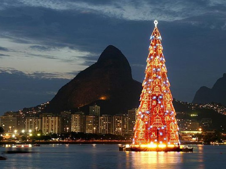 Включили огни самой высокой рождественской елки мира (ВИДЕО)