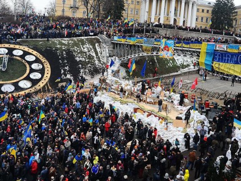 Активисты евромайдана пошли убирать Мариинский парк