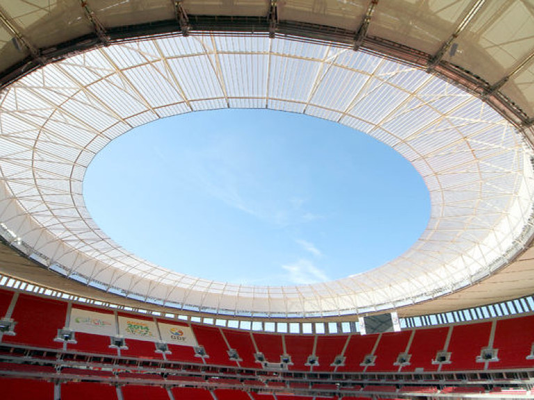 На главном стадионе Бразилии стоимостью полмиллиарда долларов, течет крыша (ВИДЕО)