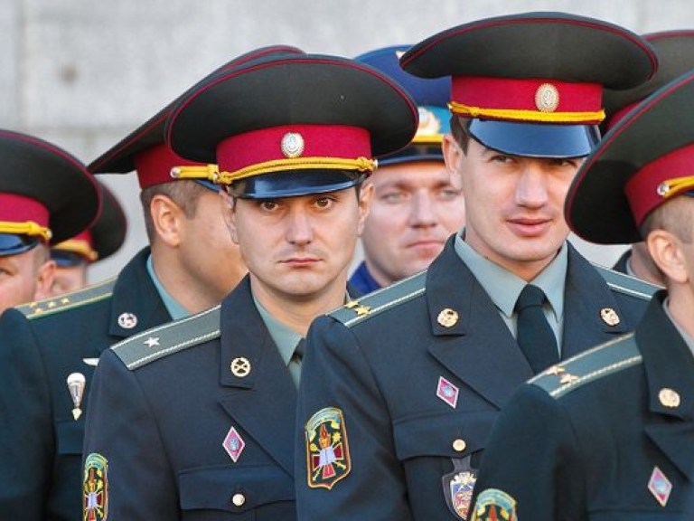 В ближайшие годы из украинской армии уволят более 10 тысяч офицеров &#8212; Лебедев
