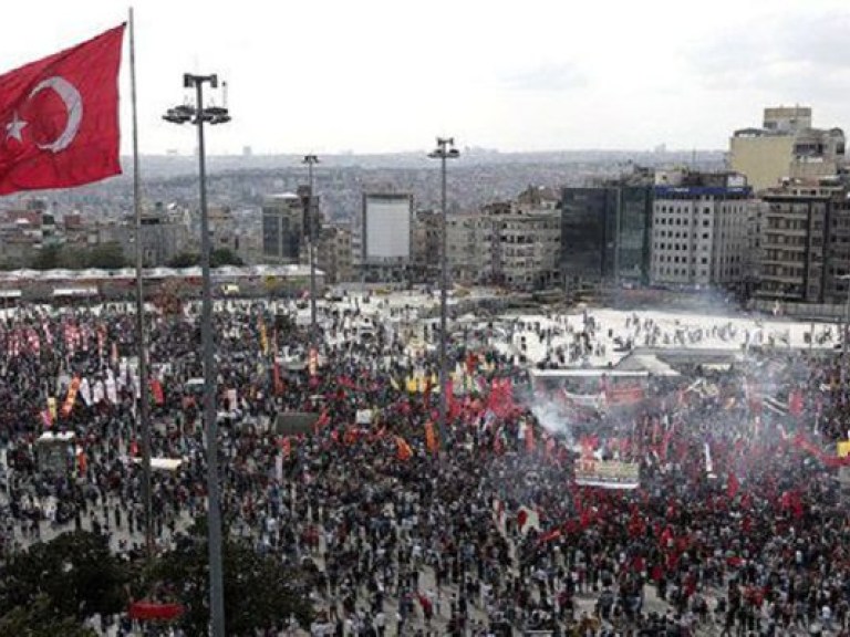 В Турции протестующих разогнали водомётами и слезоточивым газом