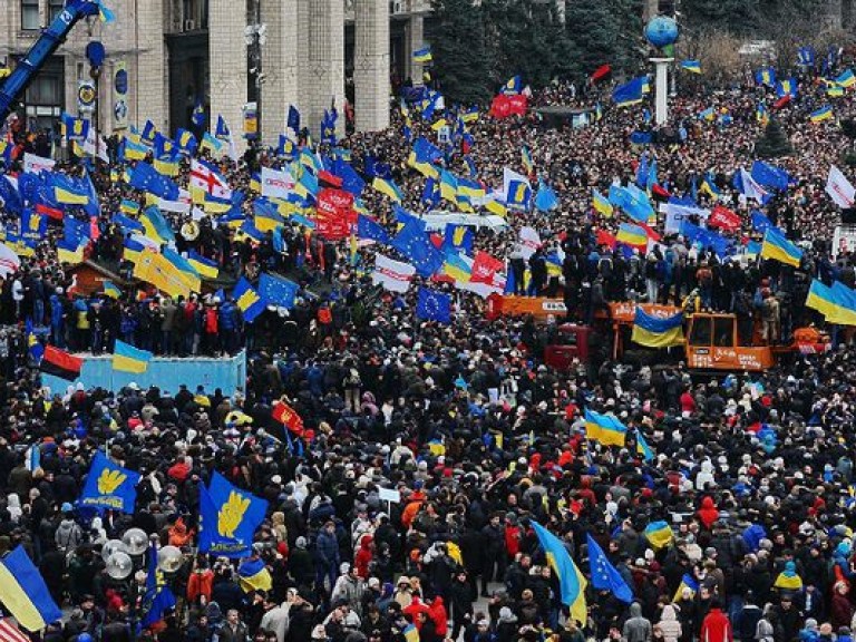 Протестующие колядуют прямо под резиденцией Януковича