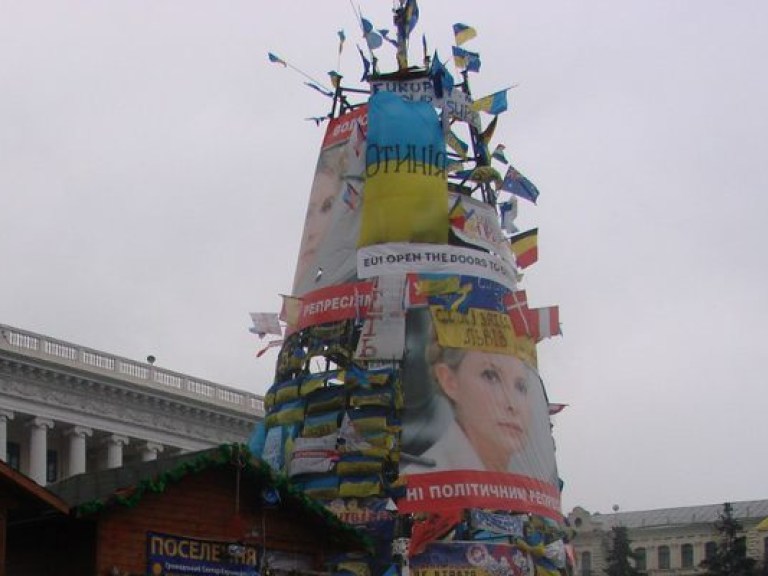 Елка с Евромайдана стала трендом зимних праздников (ВИДЕО)