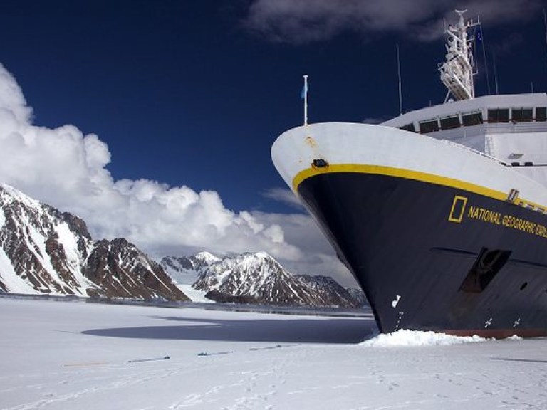 В Антарктиде в ледяной плен попало российское исследовательское судно