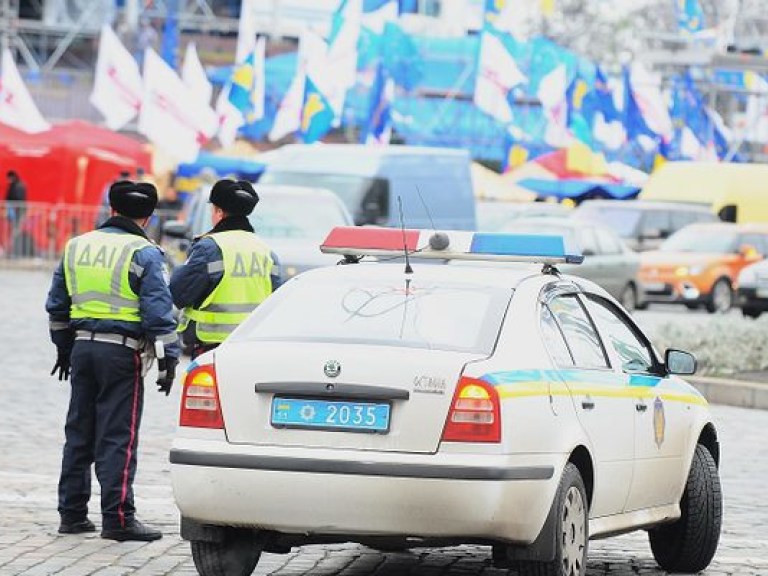 На Крещатике сформировалась колонна из 200 машин для поездки в Межигорье к Януковичу