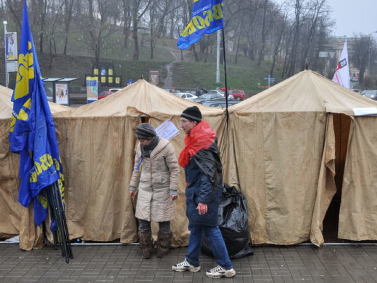 Бери шинель – пошли домой: общественные активисты сворачивают палатки на Майдане