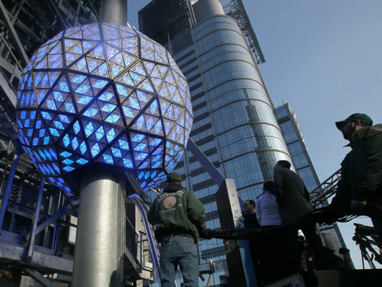 2014 подкрадывается к нью-йоркскому новогоднему шару времени (ВИДЕО)
