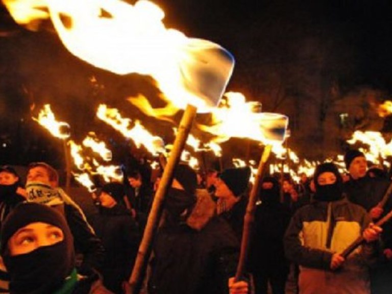 Инквизиция возвращается: участники факельного шествия от «Свободы» подожгли «Премьер Палац» (ВИДЕО)