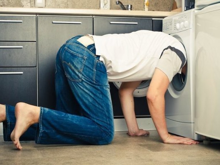 В Австралии голый мужчина, готовя сюрприз любимой, застрял в стиральной машине