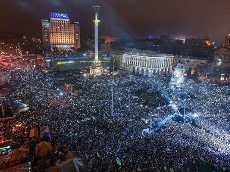 Киевляне несут на евромайдан кутю, вареники и сладости