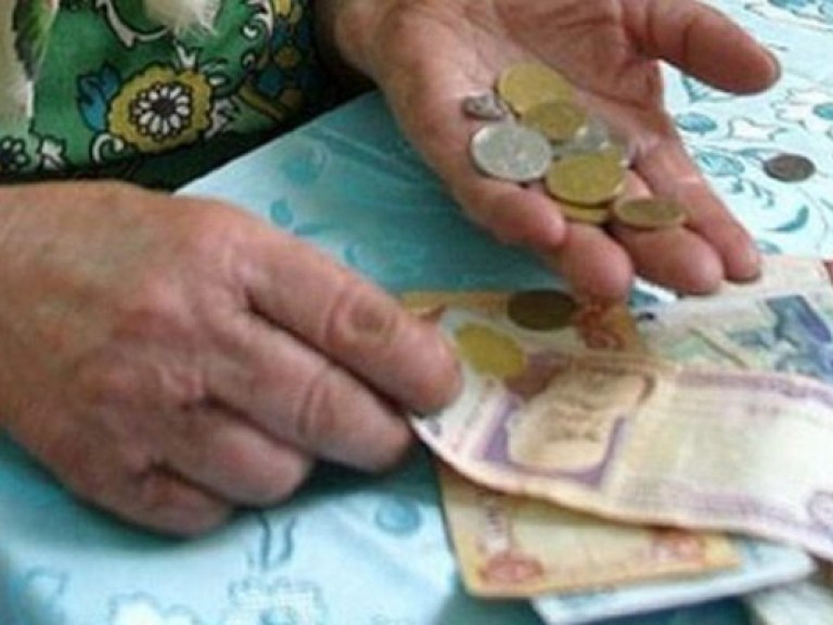 Несмотря на праздники, пенсионеры получили более 6 млрд. грн. пенсий &#8212; Азаров