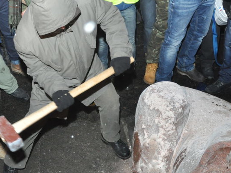 В Винницкой области вандалы снесли голову памятнику Ленина