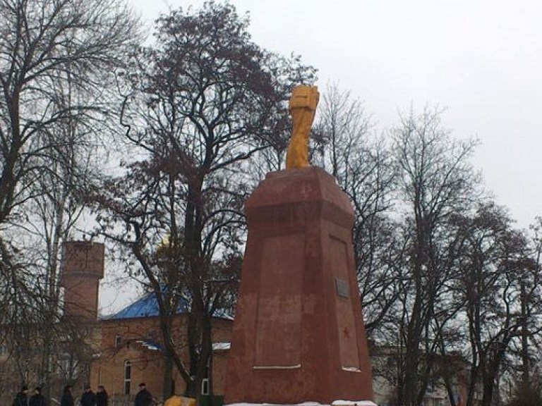 В Полтавской области неизвестные повредили памятник Ленину