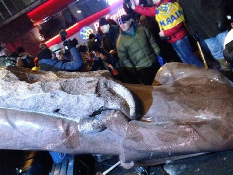 Снос памятника Ленину на Бессарабке в Киеве создал опасный прецедент – эксперт