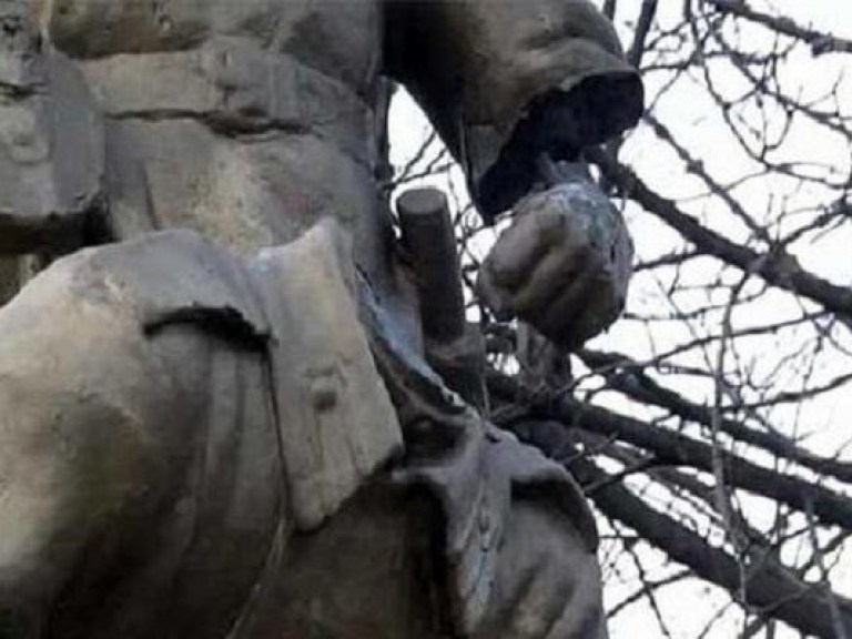 Вандалы продолжают разрушать памятники советской эпохи (ВИДЕО)