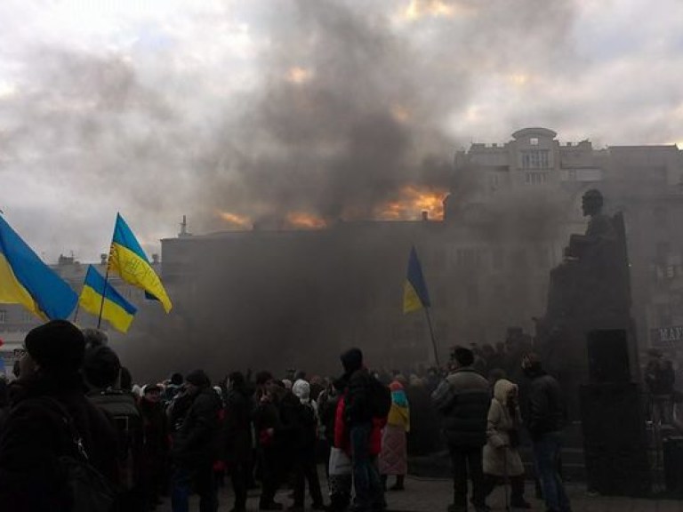 Евромайдановцев в Харькове забросали петардами и дымовыми шашками (ФОТО)