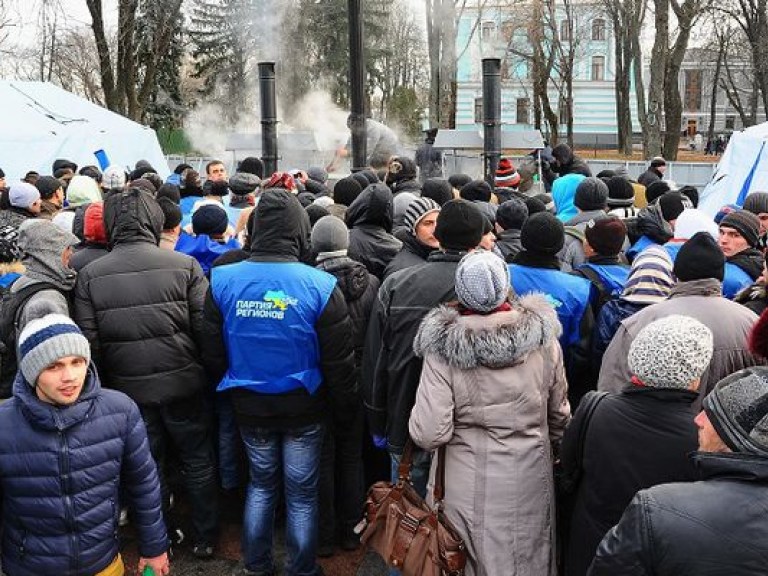 В Киеве спасателей заставляют разливать чай антимайдановцам — пожары тушить некому
