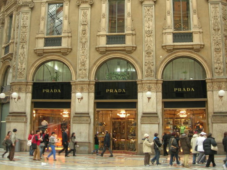 Знаменитый дом моды Prada уличили в неуплате налогов (ВИДЕО)