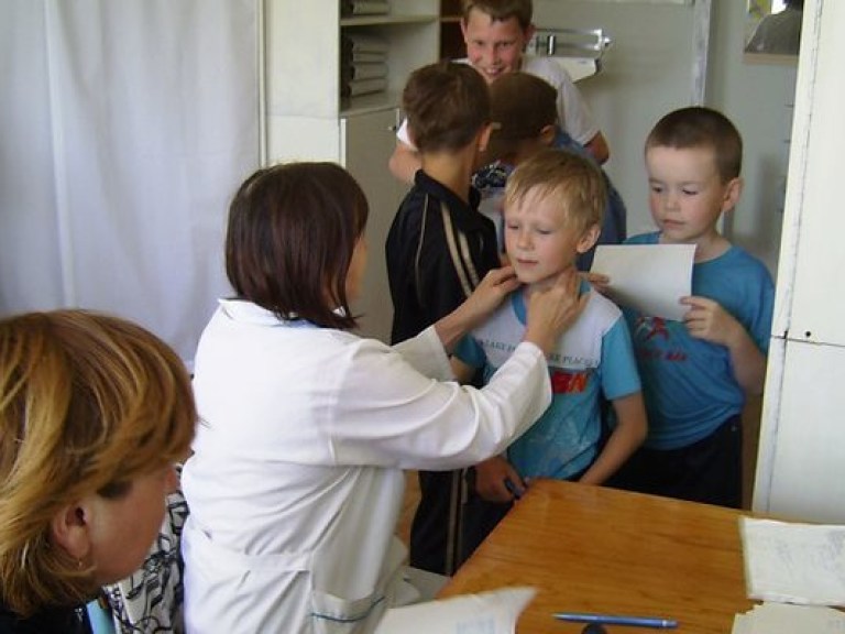 Азаров требует полностью провести медосмотры школьников до 10 апреля