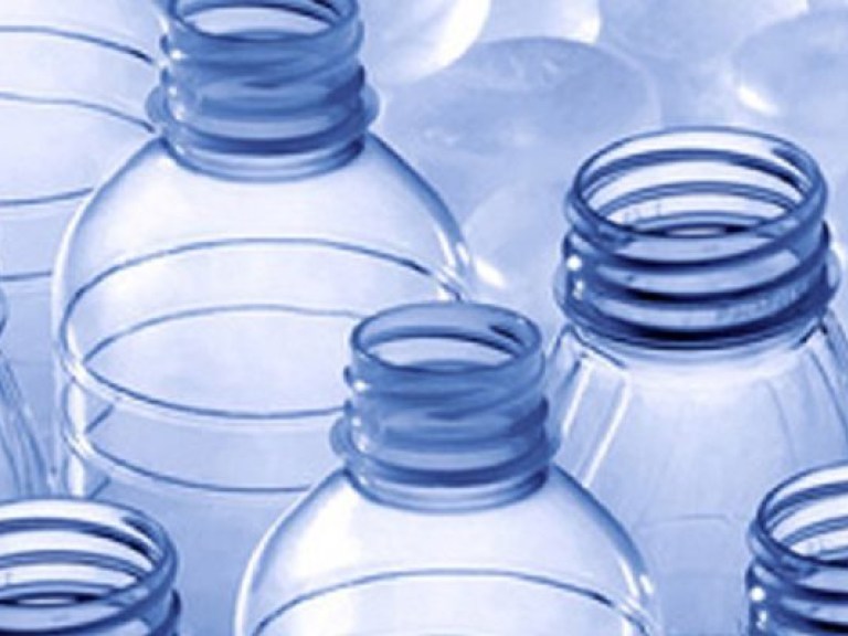 Эксперт рассказал о влиянии пластика на качество бутилированной воды
