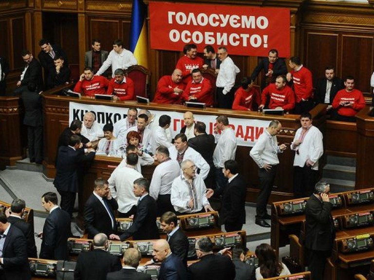 С самого утра оппозиционеры заблокировали трибуну и президиум парламента