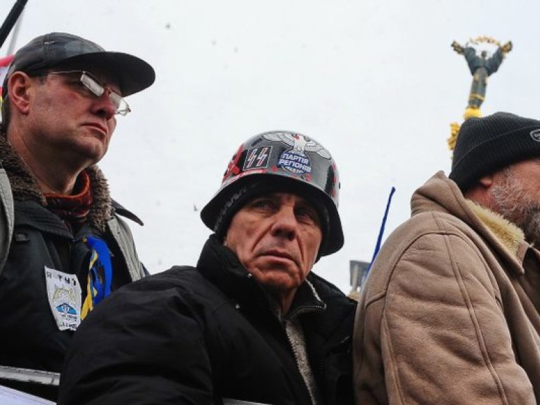 Проходит акция в поддержку разгромленного книжного магазина в Харькове