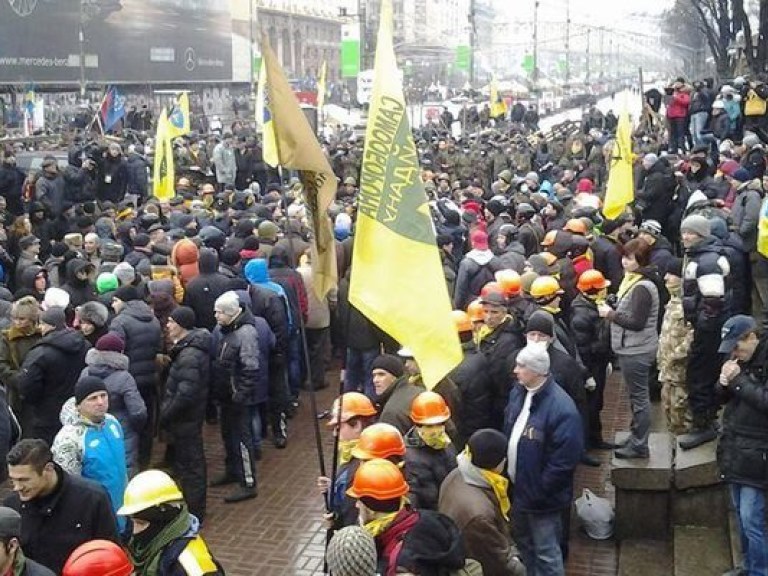 Евромайдановцы не позволили «титушкам» разобрать баррикады (ФОТО, ВИДЕО)
