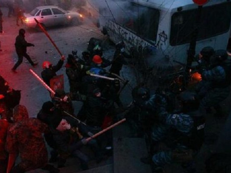 Протестующие возле стадиона «Динамо» подожгли еще один милицейский автобус