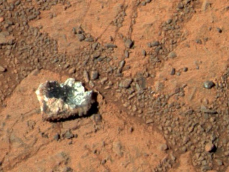 Ученые обнаружили на Марсе загадочный «блуждающий камень»