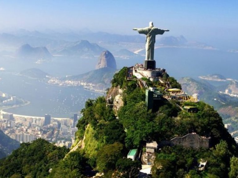 Знаменитую статую Христа в Рио-де-Жанейро повредила молния (ВИДЕО)