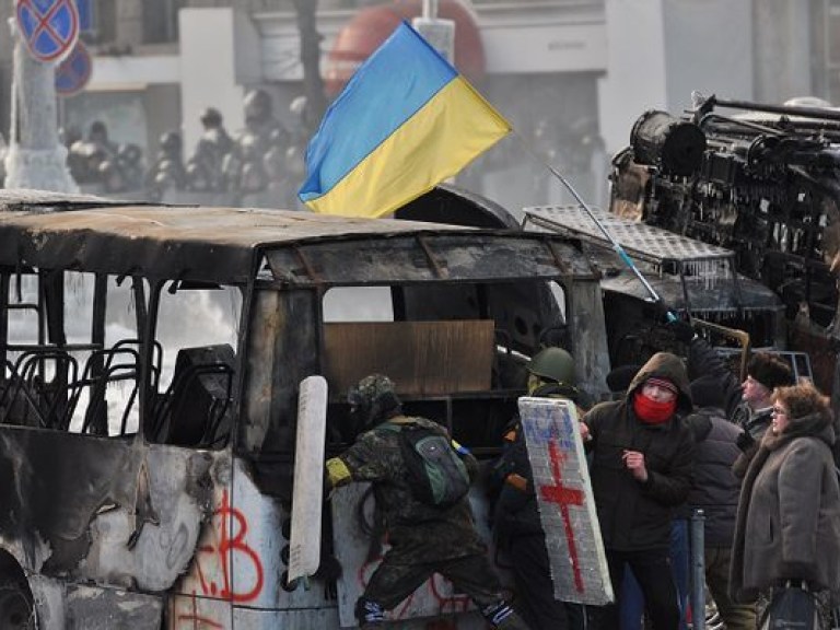 «Беркутовцы» начали забрасывать гранатами протестующих с крыш домов