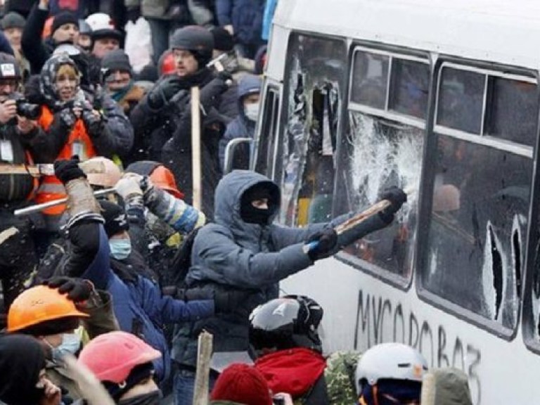 Митингующие сожгли шесть транспортных средств &#8212; МВД