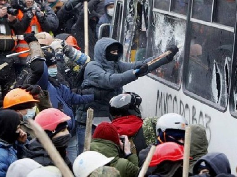 На так называемом Евромайдане начали вооружать людей