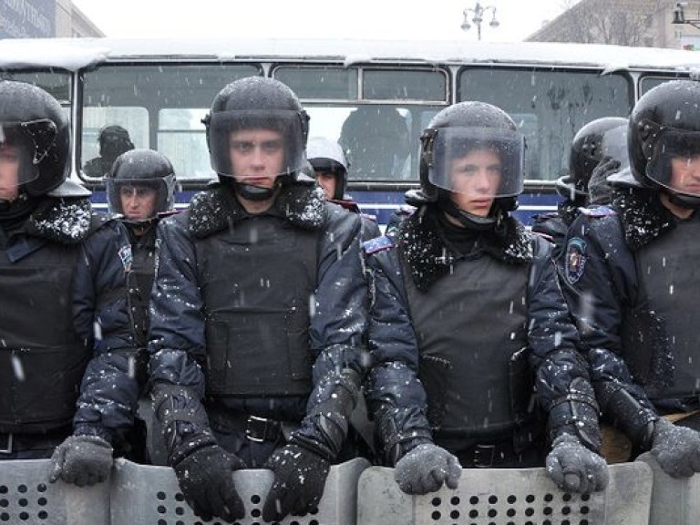 Перед протестующими на Грушевского выставили курсантов академии МВД — СМИ