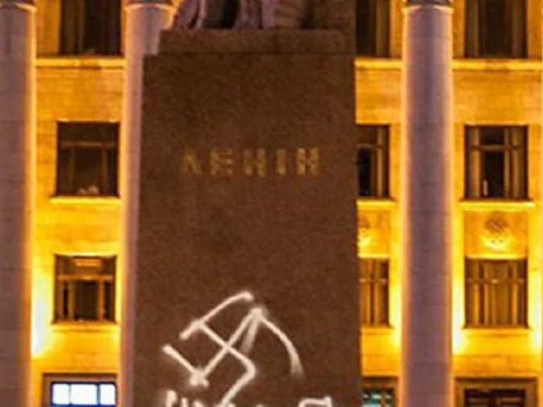 В Николаеве вандалы осквернили памятник Ленину