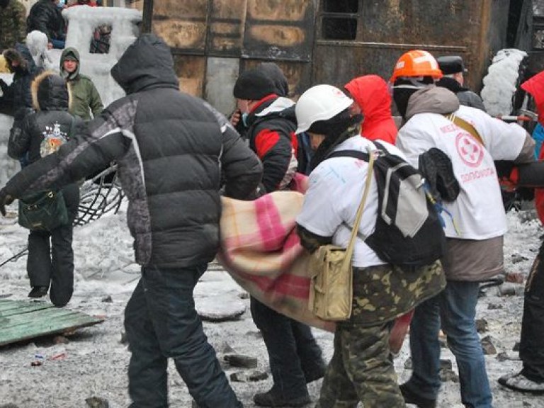 Убитых протестующих на Грушевского застрелили выстрелом в голову с интервалом в час &#8212; СМИ