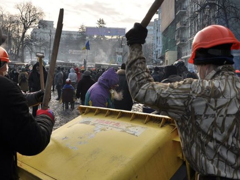 Силовики вытеснили протестующих с улицы Грушевского, среди протестующих много раненых