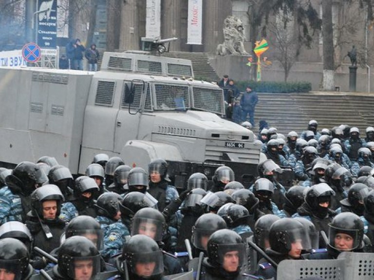 На Грушевского продолжают стягиваться протестующие