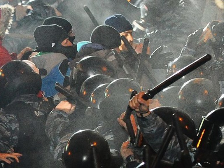 ШОК: В Интернете появилось видео, как «Беркут» издевается над протестующими (ВИДЕО)